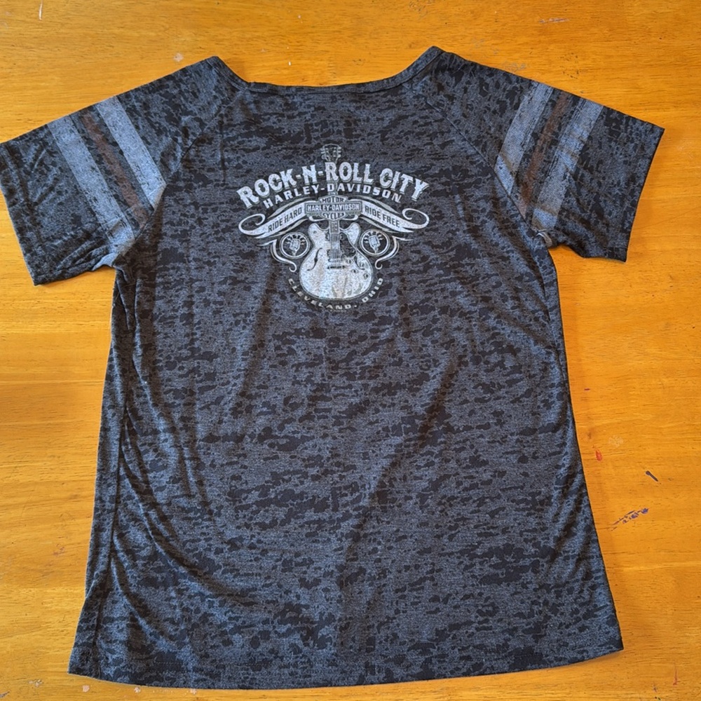 Harley Davidson women’s v-neck shirt. Size Medium - Picture 7 of 8